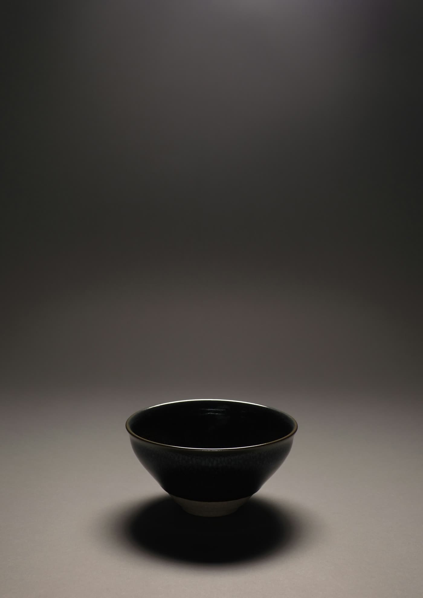빛을 받은 흑유 사발